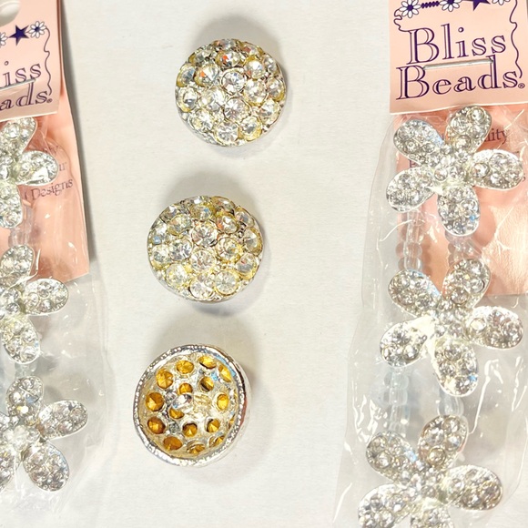 Bliss beads silver plated rhinestones flower sliders and 3 faux silver buttons - Picture 3 of 7